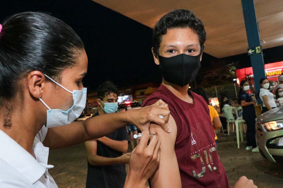 Vacinação em pontos fixos é iniciada nesta quarta-feira; adolescentes voltarão a ser imunizados