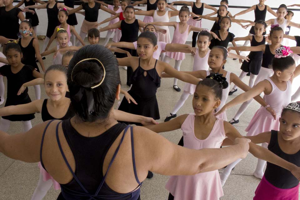 Aulas de ballet ajudam no desenvolvimento de alunos em Porto Velho