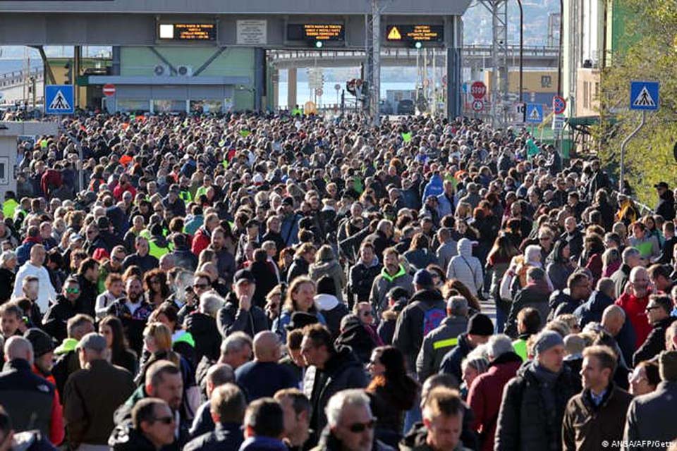 Passaporte sanitário para trabalhadores gera protestos na Itália