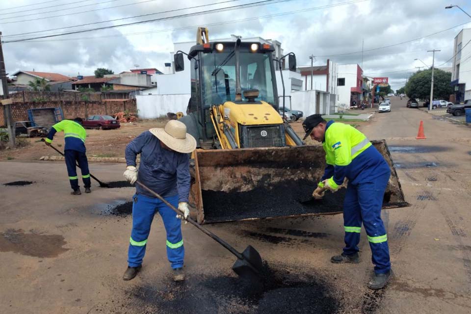 Prefeitura segue com serviços de tapa buracos; ação acontece na rua Afonso José