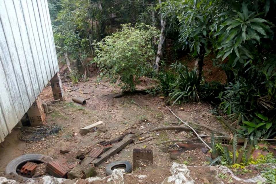 Com casa ao ponto de ser levada por erosão, moradora cobra providências de prefeito