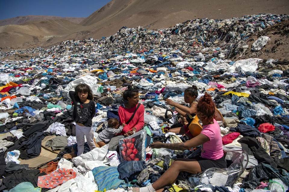 Deserto do Atacama abriga lixão tóxico da moda descartável do 1° mundo