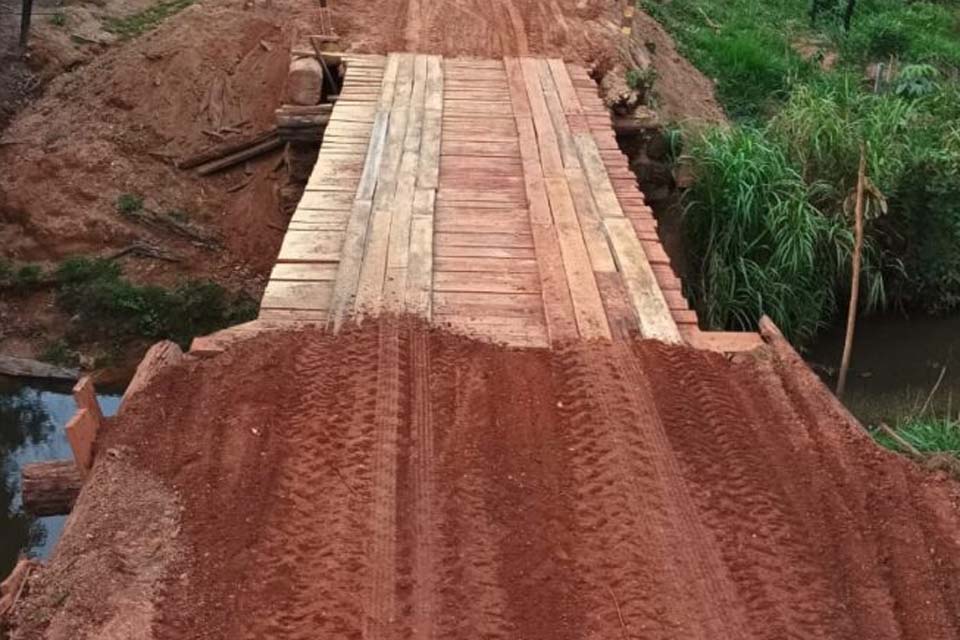 Ponte na Linha 180 Sul em Rolim de Moura é recuperada pela Semosp