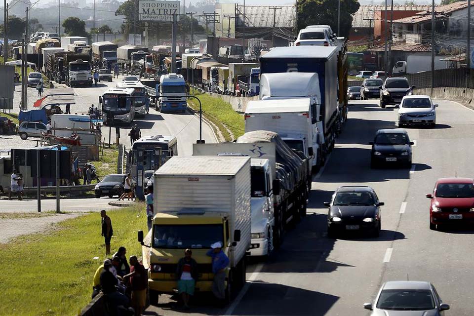 Caminhoneiros e taxistas recebem auxílio nesta terça-feira,18