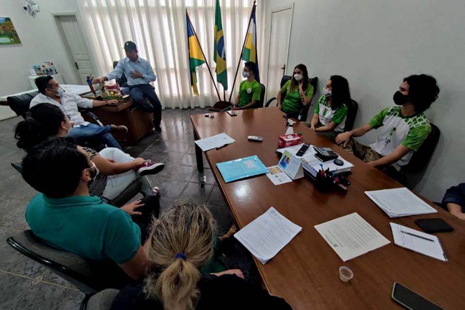 Prefeito recebe estudantes e linha de ação para resolver impasse do transporte é definida