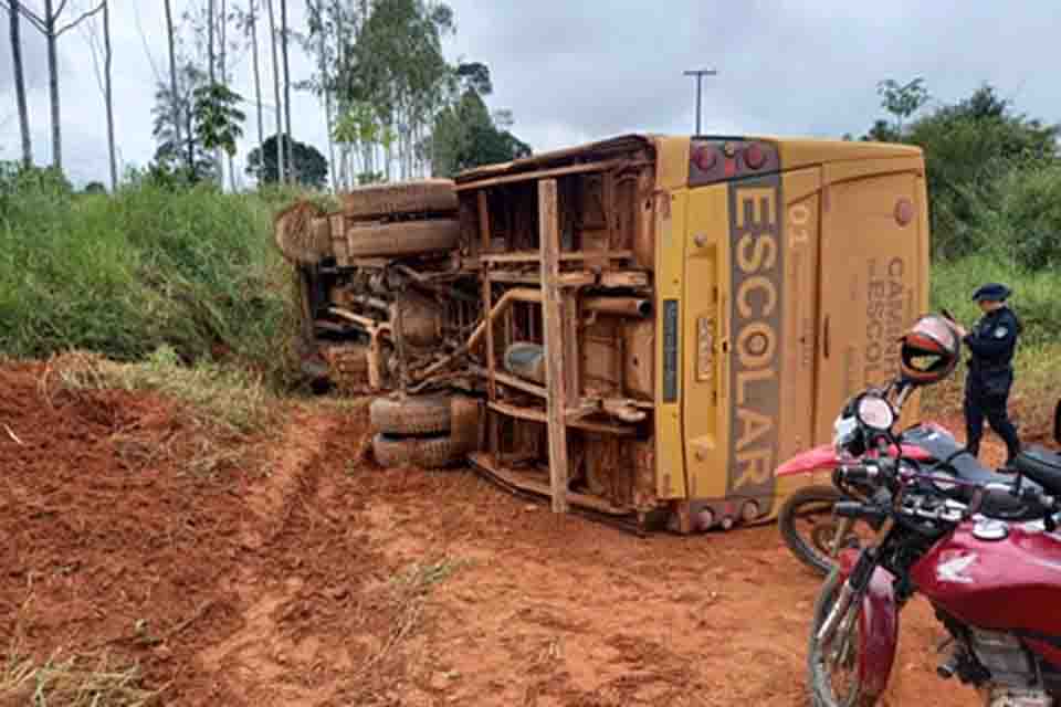 Ônibus escolar tomba com estudantes na zona rural de Alvorada do Oeste