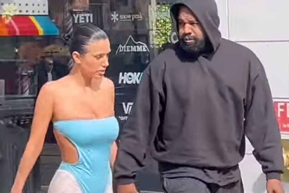Mulher de Kanye West rouba a cena ao usar body (muito) cavado
