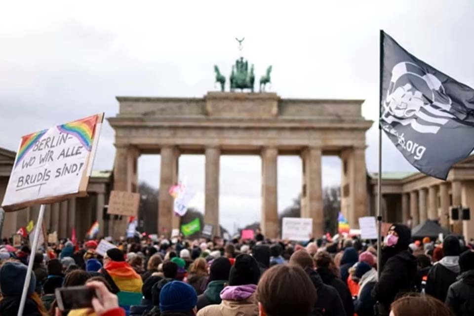 Alemães protestam contra extrema direita após encontro de neonazistas