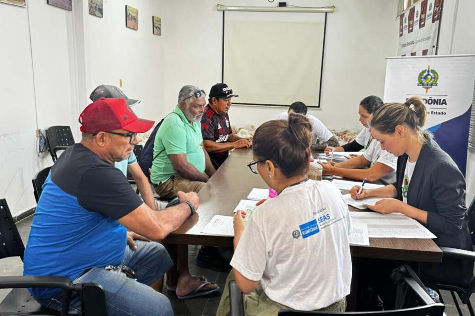 Governo de Rondônia distribui cestas básicas a trabalhadores do Porto de Porto Velho