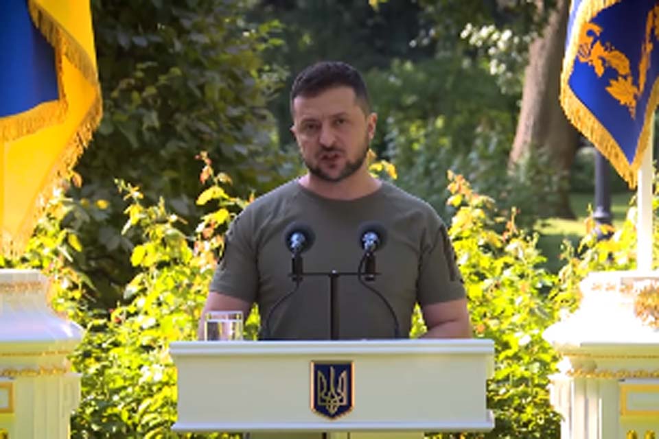 Volodymyr Zelensky diz que Ucrânia 'lutará até o fim' por seu território