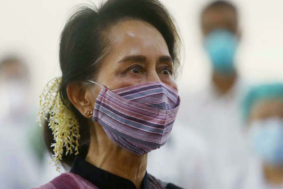 San Suu Kyi é julgada por corrupção, enquanto confrontos entre militares e resistência aumentam em Mianmar