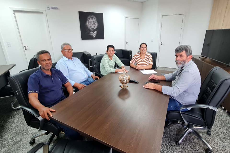 Prefeito e vereadores de Santa Luzia do este são recebidos no gabinete do deputado Jean Mendonça