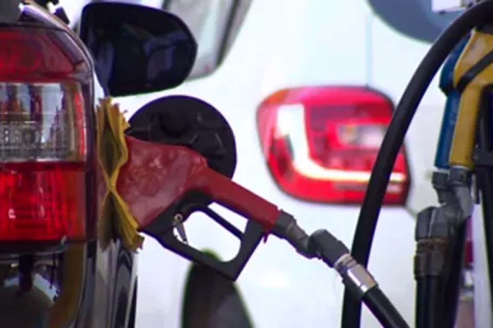 Puxada pela gasolina, inflação acelera em outubro e atinge 10,67% em 12 meses