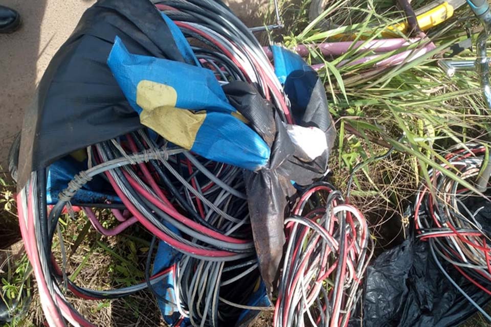 Ladrão de fios é flagrado em cima de poste na BR-364