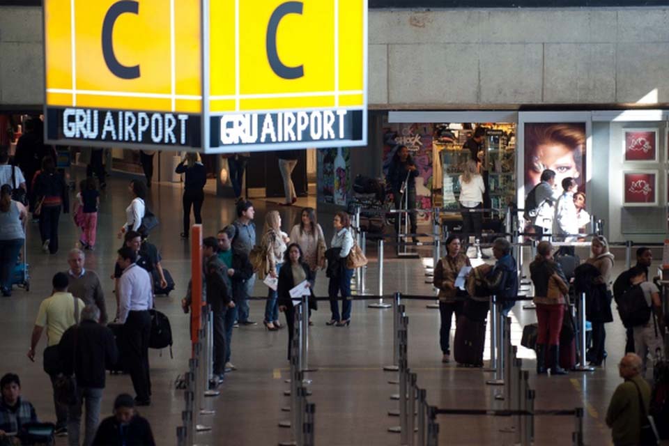 Aeroportos devem ter movimento maior no feriado de amanhã