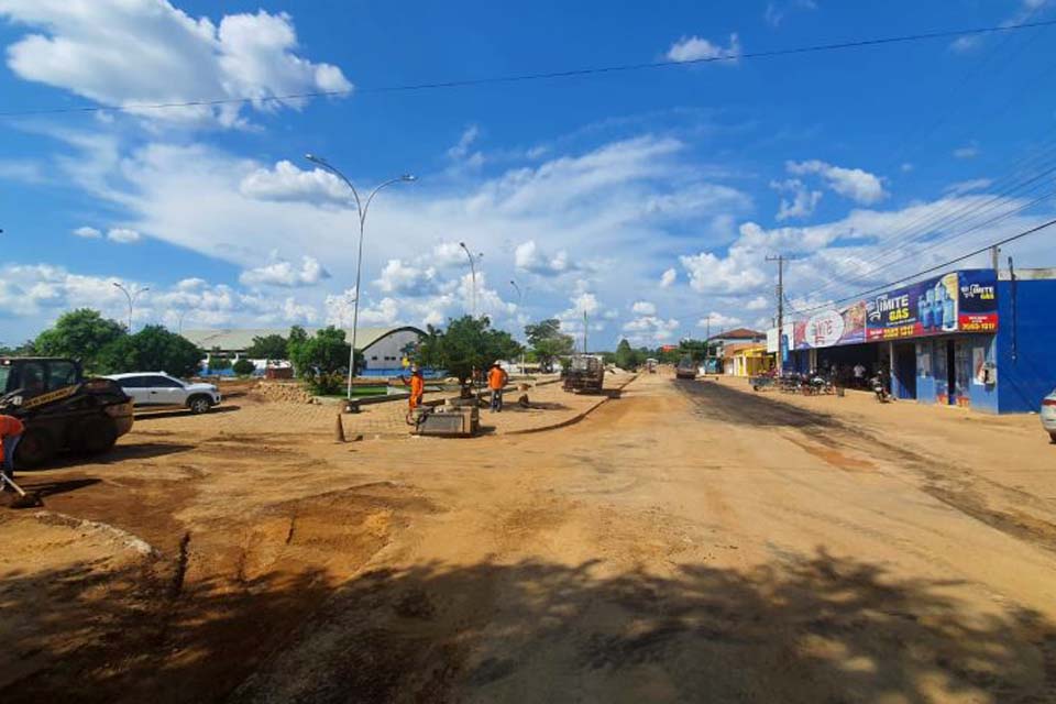 Departamento de Estradas de Rodagens e Transporte recupera principal rua no distrito 5º BEC 