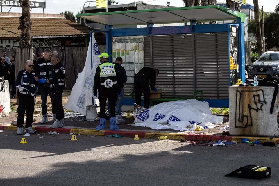 Atirador abre fogo em ponto de ônibus de Israel e mata duas pessoas