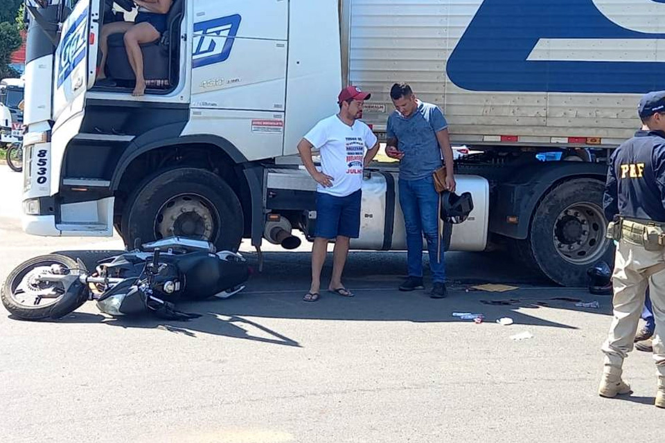 Mulher tem braço dilacerado em acidente com carreta na BR 364