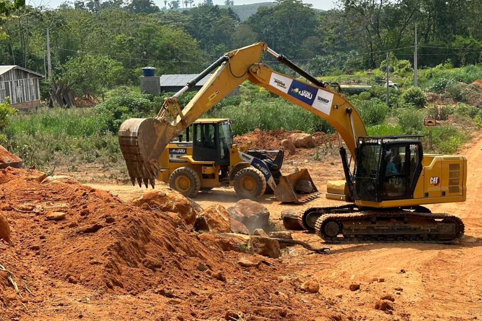 Prefeitura de Jaru realiza remoção de pedras e rebaixamento de morro; ação acontece na Rua Castelo Branco no setor 6