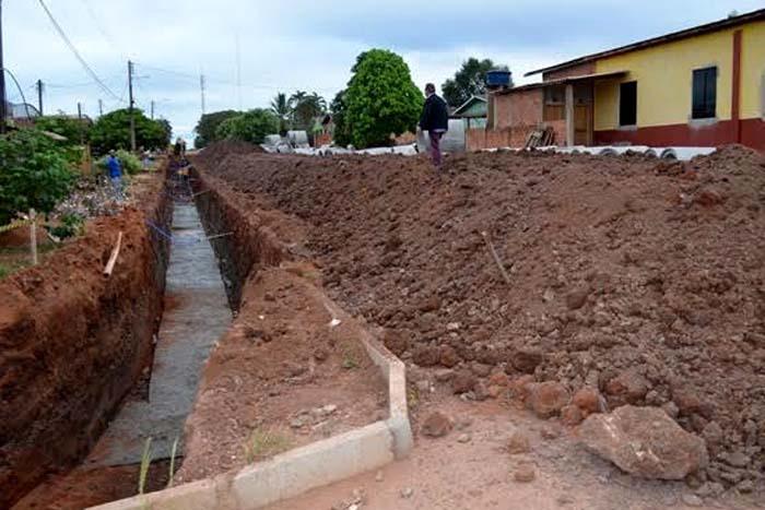 Prefeitura inicia obra de drenagem para asfaltar a  Avenida Rolim de Moura