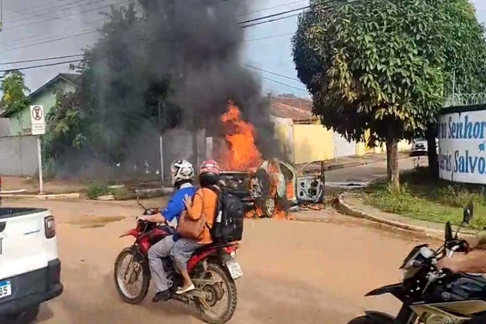 Incêndio destrói carro na Avenida dos Imigrantes em Porto Velho