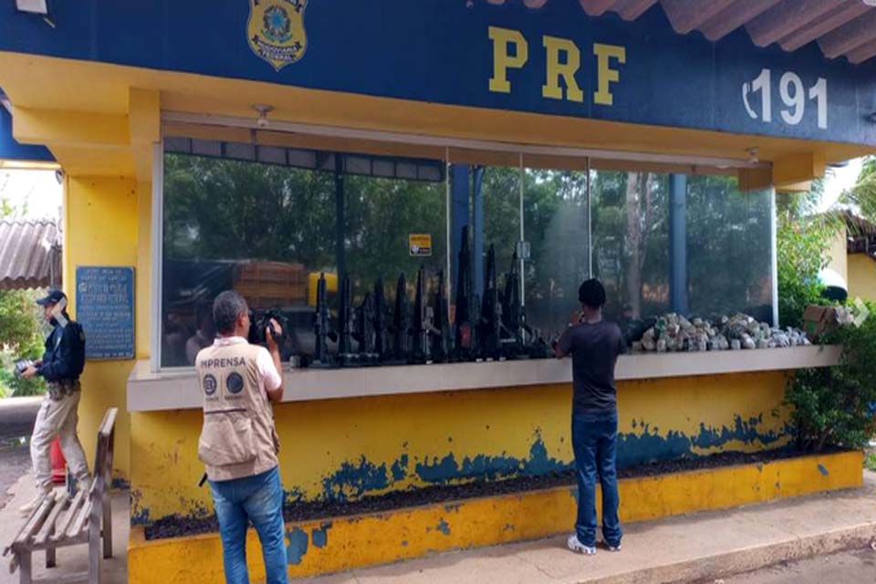 Casal de Vilhena é preso por agentes da PRF com 10 fuzis e oito pistola