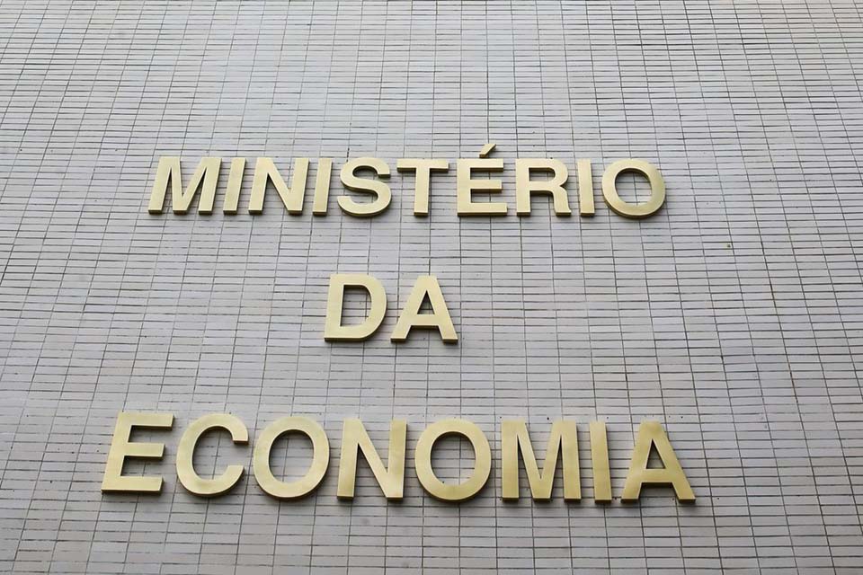 Governo bloqueia mais R$ 5,7 bi do Orçamento para cumprir teto