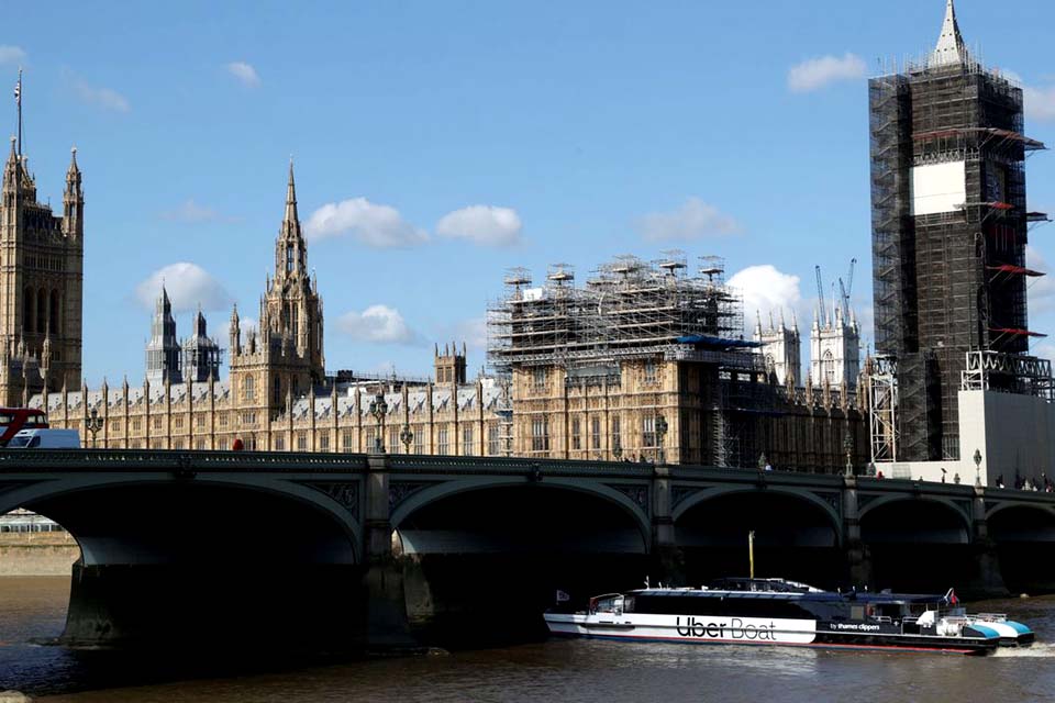 Premiê britânico lança programa de testagem em massa para reabertura