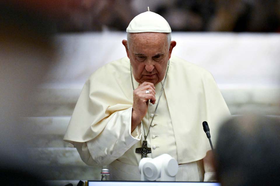 Papa Francisco altera protocolo dos funerais papais e diz que cerimônia será como de qualquer cristão