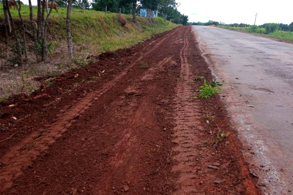 Margens da RO-010, que interliga município à Migrantinópolis, recebem serviços de limpeza e manutenção