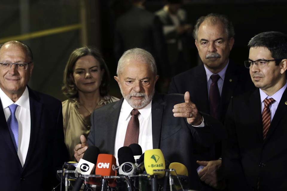 Lula diz que só definirá nomes para ministério após viagem ao Egito