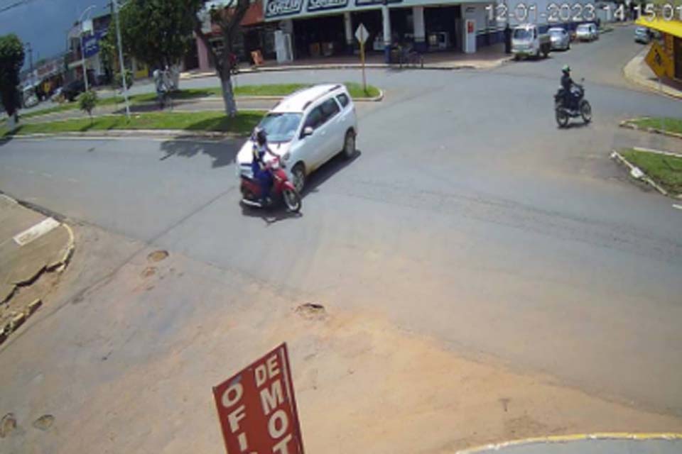 Motorista invade via preferencial e atinge motociclista