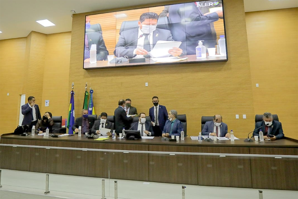 Parlamentares aprovam projetos de lei em sessão na Assembleia Legislativa