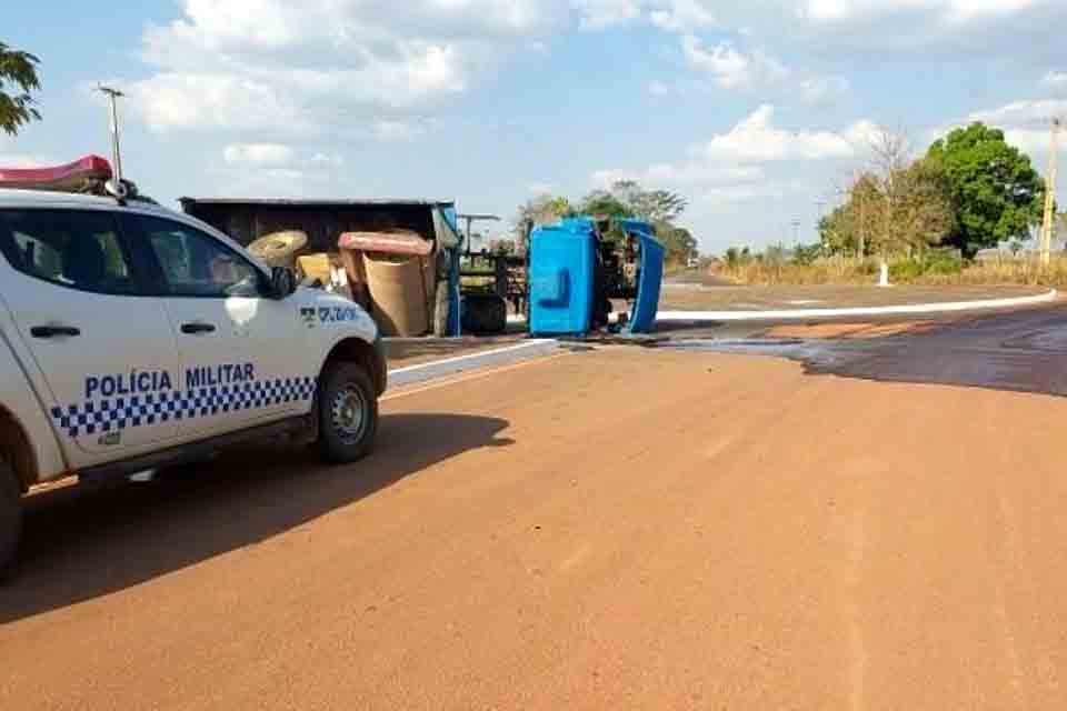 Motorista fica ferido após caminhão tombar na rotatória da RO 473