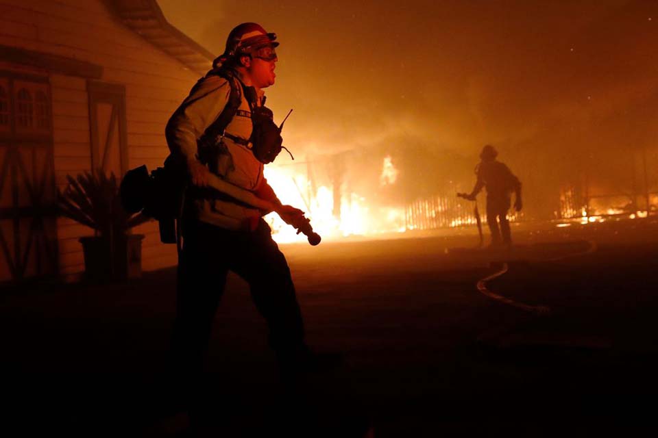 Californianos enfrentam calor e pandemia para fugir de incêndios