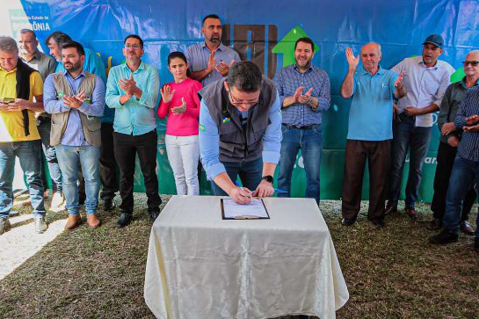 Goverandor Marcos Rocha  assina Ordem de Serviço dando início às obras de recapeamento no município de Costa Marques