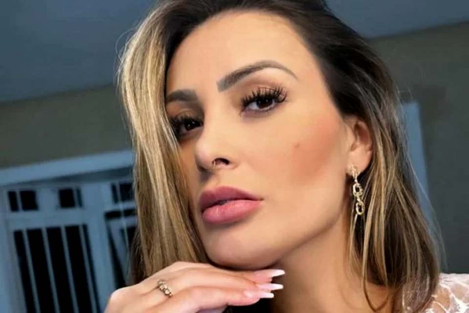 Andressa Urach revela nova cirurgia após retirar costelas: “1 litro”