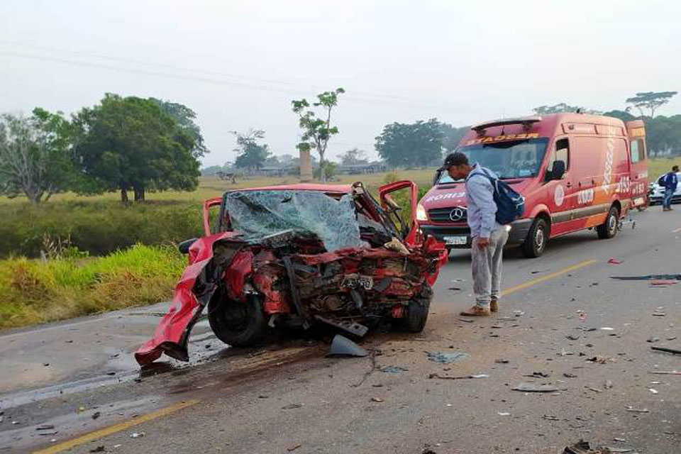 Veículos batem de frente na RO-470; homem morre e médica de Ji-Paraná é socorrida