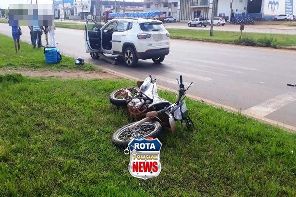 Colisão entre moto e carro de luxo é registrada em rotatória da BR-364