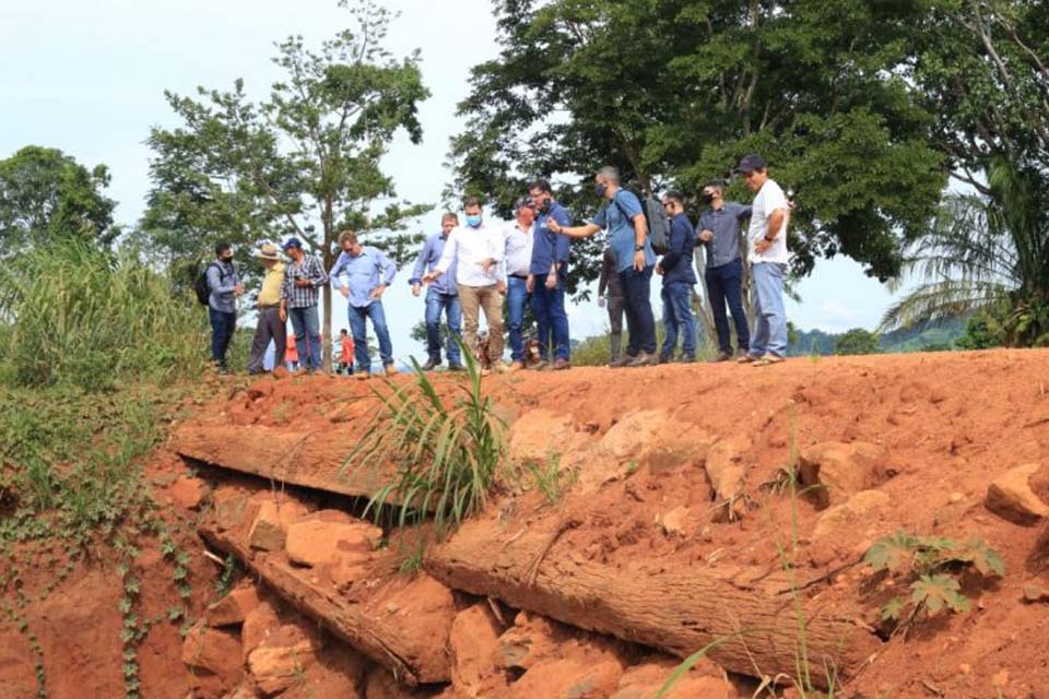 Obras de patrolamento e drenagem, na RO-383 que interliga ao distrito são executadas