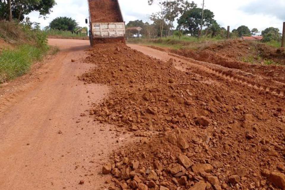 DER trabalha na recuperação de pontos críticos na RO-135, que interliga Alta Floresta d’ Oeste a Novo Horizonte do Oeste