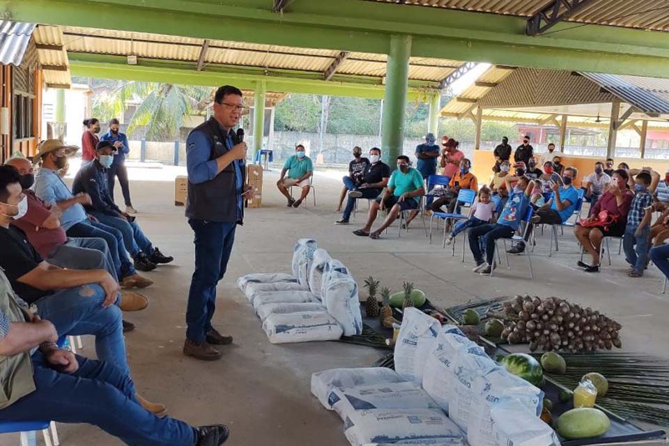 Governador Marcos Rocha oficializa a entrega de 40 mil quilos de calcário para fomentar a agricultura familiar