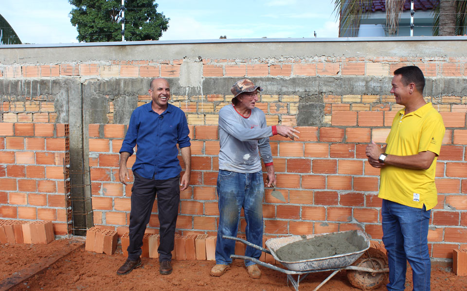 Deputado Ismael Crispin visita obras em escola infantil de São Miguel do Guaporé