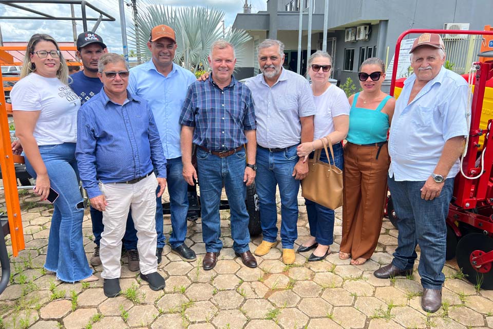 Deputado Federal Lúcio Mosquini na Entrega Implementos Agrícolas em Theobroma