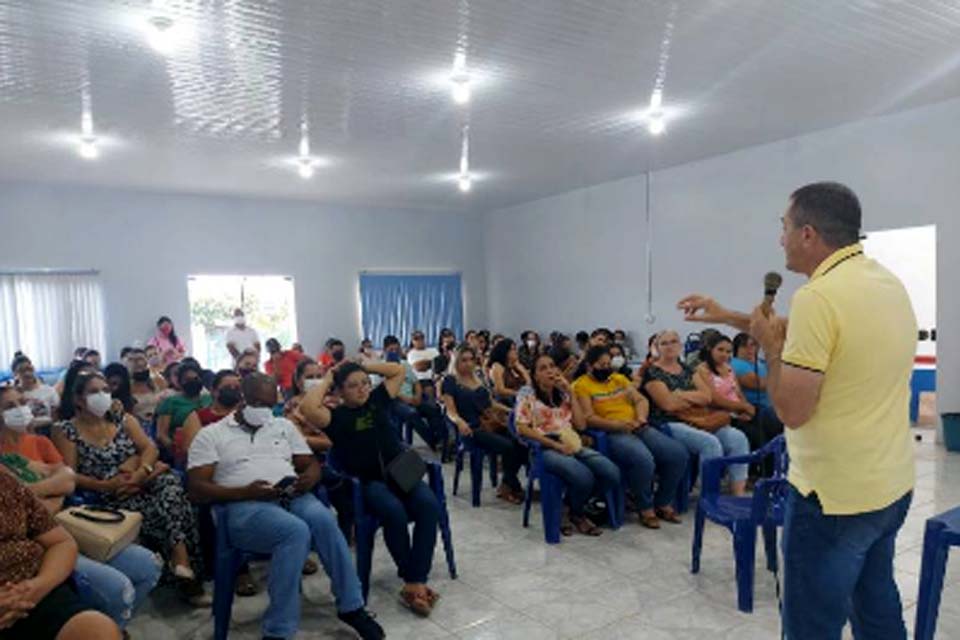 Professores suspendem greve e retornam às salas de aula, mas negociações seguem