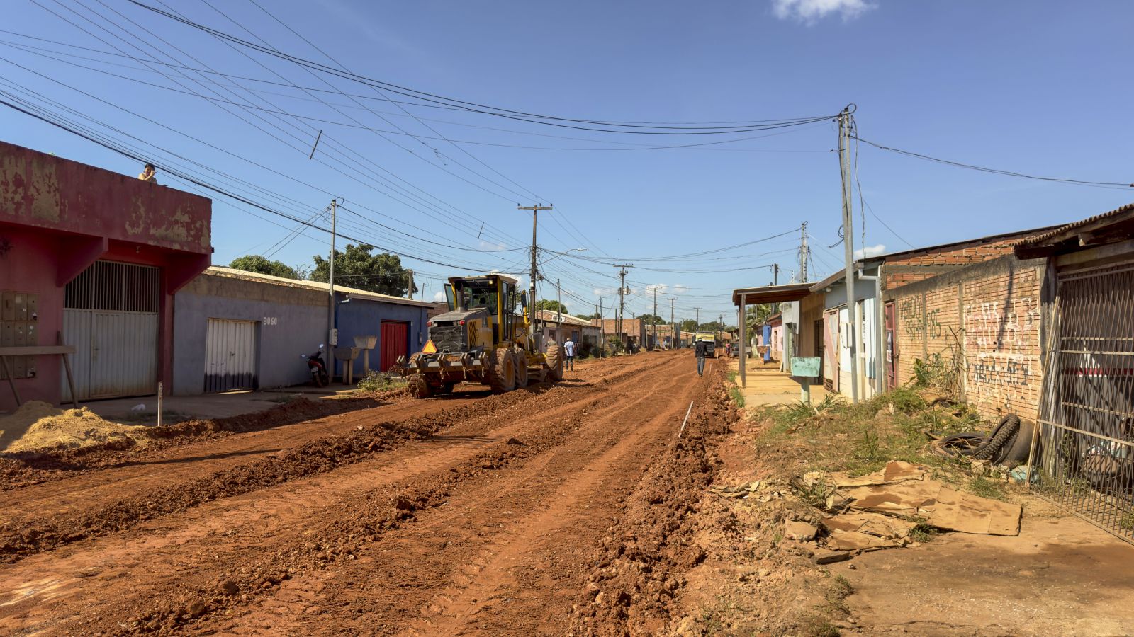 Vias do bairro Três Marias recebem serviços de pavimentação, meio-fio, sarjeta e calçada