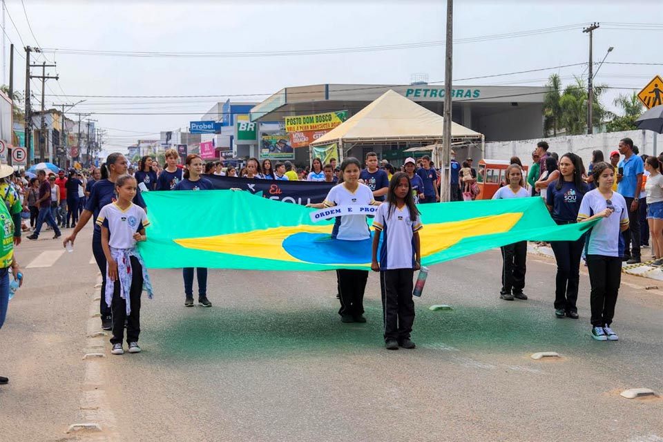 Cerca de 10 mil pessoas participaram do desfile cívico realizado em Ji-Paraná