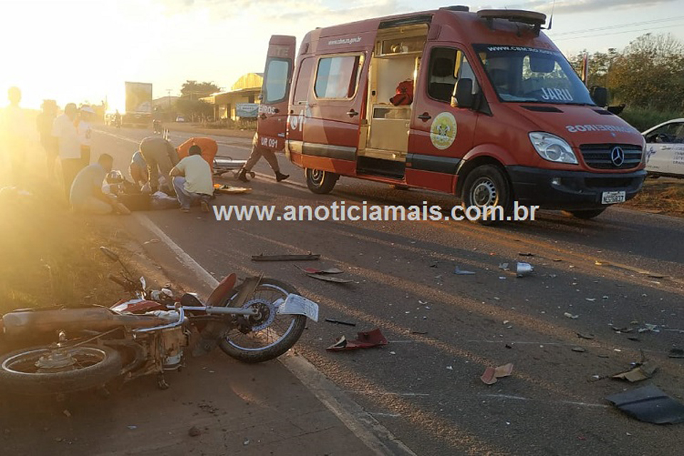 Casal de moto fica gravemente ferido após ser colidido por carro na BR-364