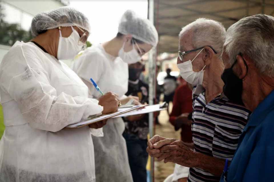 Idosos aderem à vacinação em peso: público de 80 a 89 anos é vacinado nesta sexta-feira