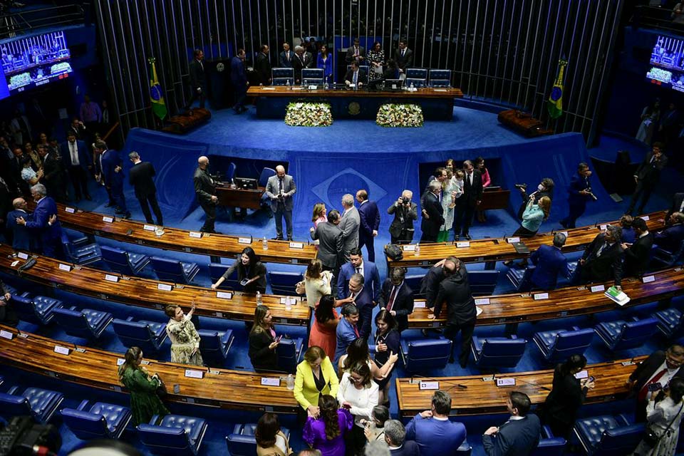 Suplentes assumem vagas deixadas por ministros do governo Lula